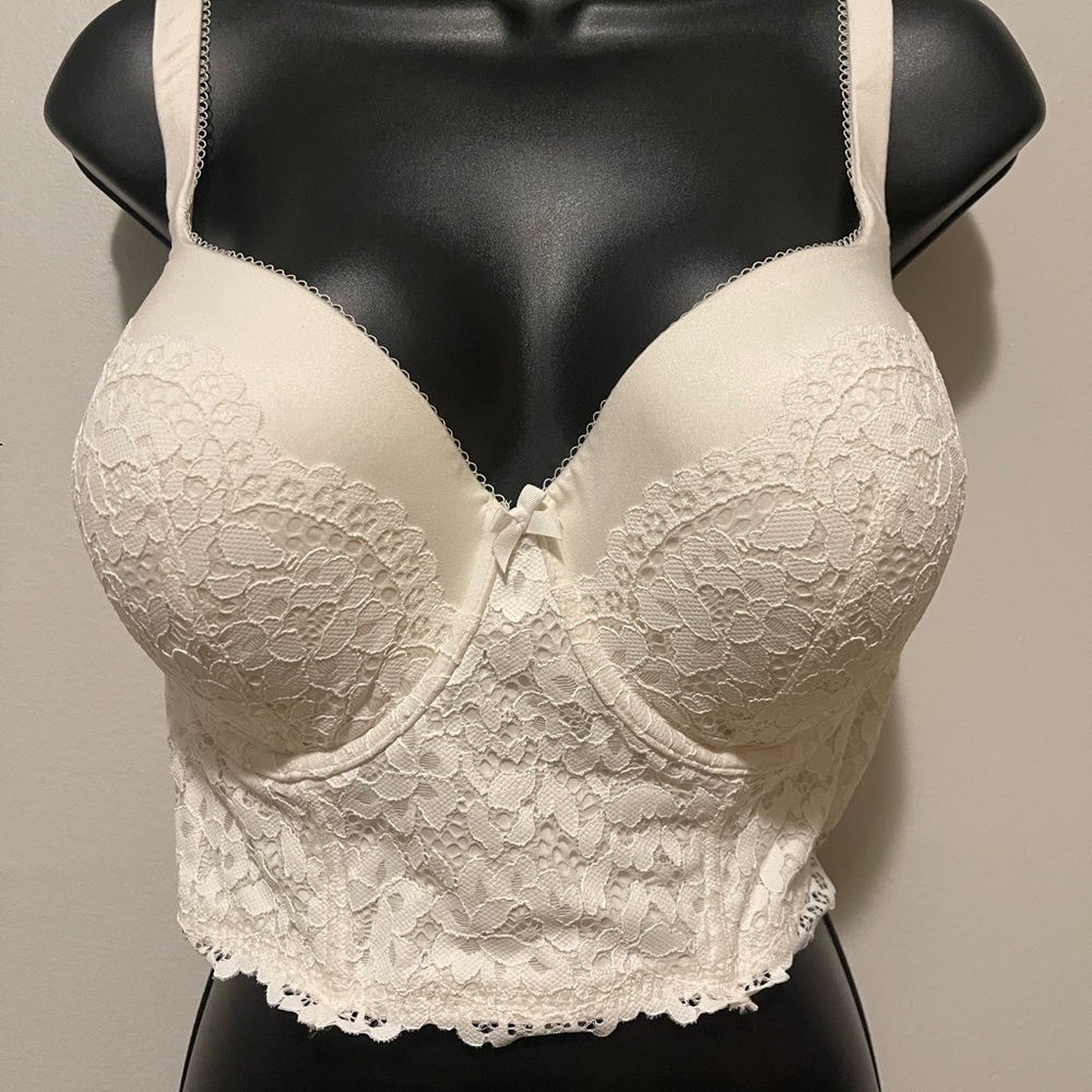 Victoria Secret: Body By Victoria Long Line Bra w/lace detail Sz: 38DDD (NWOT)